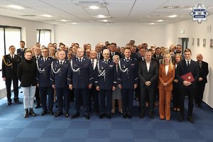 Zdjęcie grupowe przedstawiające uczestników uroczystości.