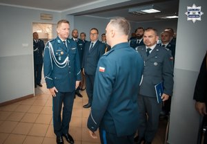 Zdjęcie przedstawiające policjantów w trakcie uroczystej zbiórki w Komendzie Miejskiej Policji w Jastrzębiu-Zdroju