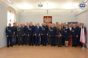 Zdjęcie grupowe policjantów z uroczystej zbiórki w Tarnowskich Górach