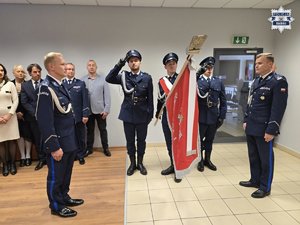 Zdjęcie przedstawiające funkcjonariuszy przy sztandarze