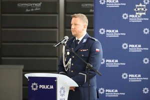 Zdjęcie przedstawiające policjanta w trakcie przemowy