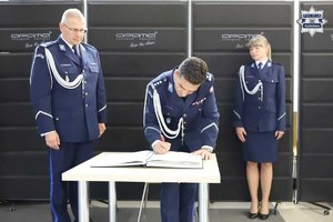 Zdjęcie przedstawiające policjanta w trakcie uroczystości.