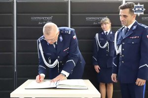 Zdjęcie przedstawiające policjantów w trakcie uroczystości.