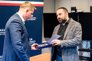 Pierwszy Zastępca Komendanta Wojewódzkiego Policji w Katowicach otrzymuje podziękowania