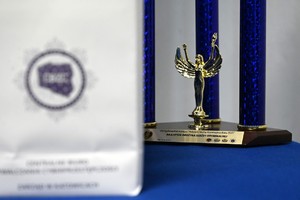 Zdjęcie statuetki za najlepszego policjanta kryminalnego