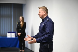 Zdjęcie 1 Zastępcy Komendanta Wojewódzkiego Policji w Katowicach podczas przemowy