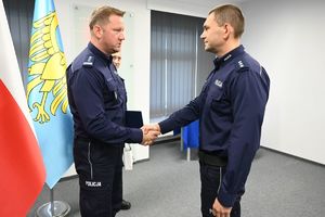 Zdjęcie Komendanta oraz policjanta