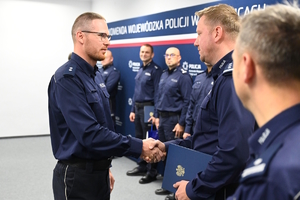 Zdjęcie Komendanta podczas składania gratulacji policjantowi