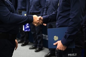 Zdjęcie rąk podczas składania gratulacji
