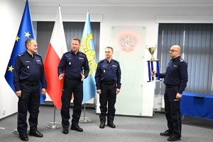 Zdjęcie Komendanta wraz z oficerami Policji