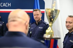 Zdjęcie policjantów z pucharem