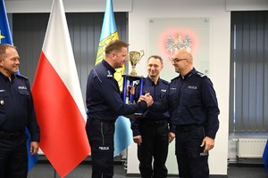 Zdjęcie Komendanta wręczającego puchar policjantom