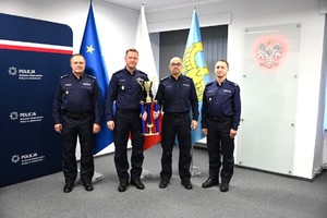 Zdjęcie policjantów z pucharem