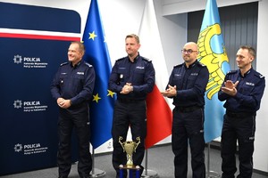 Zdjęcie policjantów podczas oklasków
