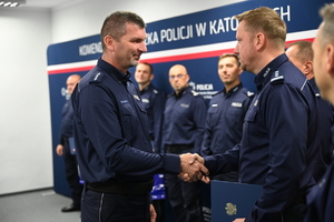 Komendant gratuluje policjantowi