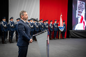 mężczyzna przemawiający podczas uroczystości z okazji Narodowego Święta Niepodległości w śląskim garnizonie Policji