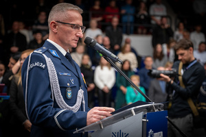 policjant przemawiający podczas uroczystości z okazji Narodowego Święta Niepodległości w śląskim garnizonie Policji