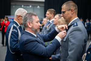 wręczenie medalu nagrodzonemu policjantowi