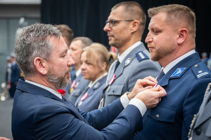 wręczenie medalu nagrodzonemu policjantowi