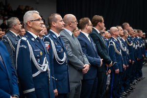 Komendant Wojewódzki Policji w Katowicach oraz inni policjanci i cywile podczas uroczystości z okazji Narodowego Święta Niepodległości w śląskim garnizonie Policji