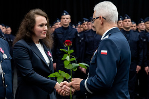 Komendant Wojewódzki Policji w Katowicach oraz kobieta nagrodzona medalem
