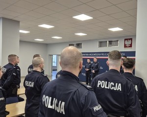 Uczestnicy szkolenia zawodowego aspiranckiego podczas oficjalnego przywitania przez Pierwszego Zastępcę Komendanta Wojewódzkiego Policji w Katowicach oraz Naczelnika Wydziału Doboru i Szkolenia KWP Katowice