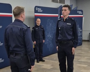 Umundurowany Policjant w trakcie składania meldunku Pierwszemu Zastępcy Komendanta Wojewódzkiego Policji w Katowicach.