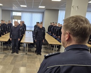 Uczestnicy szkolenia zawodowego aspiranckiego podczas oficjalnego przywitania przez Pierwszego Zastępcę Komendanta Wojewódzkiego Policji w Katowicach.