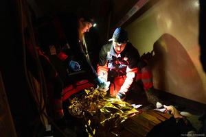 fotografia ze szkolenia zorganizowanego przez katowickich policjantów - ćwiczenia z zakresu pierwszej pomocy