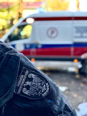 emblemat katowickich kontrterrorystów na tle karetki