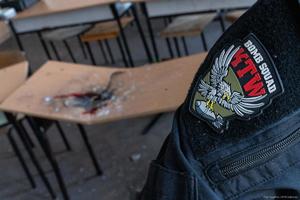 mundur policyjny z emblematem