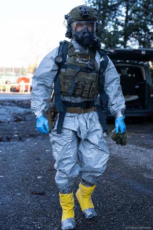 policjant w specjalistycznym stroju i kamizelce