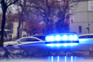 włączone sygnały świetlne radiowozu