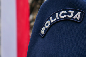 naszywka z napisem policja na mundurze policyjnym