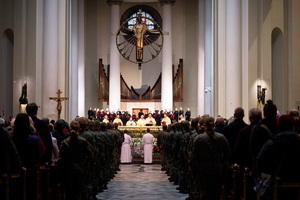 żołnierze podczas mszy w kościele