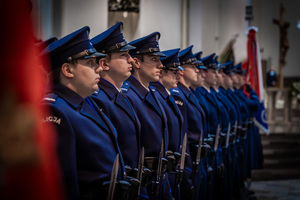 umundurowani policjanci w kościele