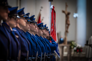 umundurowani policjanci będący w kościele