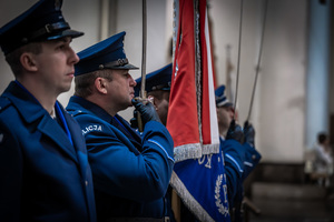 policjanci z bronią białą przy sztandarze