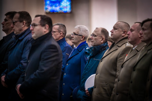 Komendant Wojewódzki Policji, żołnierze oraz inne osoby podczas obecności w kościele