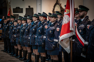 policjanci oraz inni funkcjonariusze stojący przy sztandarze