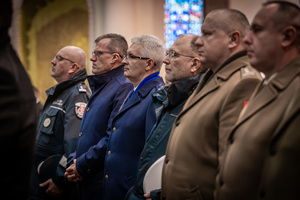 Komendant Wojewódzki Policji oraz żołnierze w kościele