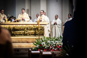 księża w kościele