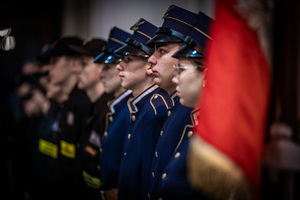 funkcjonariusze stojący przy sztandarze