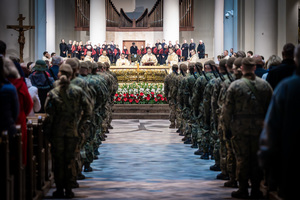 żołnierze oraz inne osoby podczas mszy w kościele