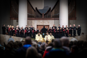 orkiestra, chór, księża oraz inne osoby w kościele