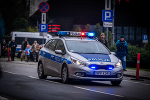 radiowóz z włączonymi sygnałami świetlnymi