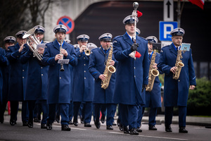 policjanci w mundurach z instrumentami muzycznymi