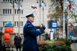 policjant dyrygujący orkiestrą