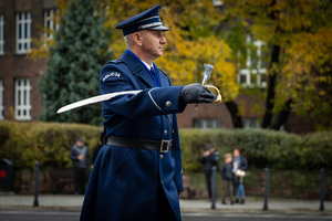 policjant trzymający w ręku szablę