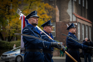 policjanci z szablami oraz sztandarem